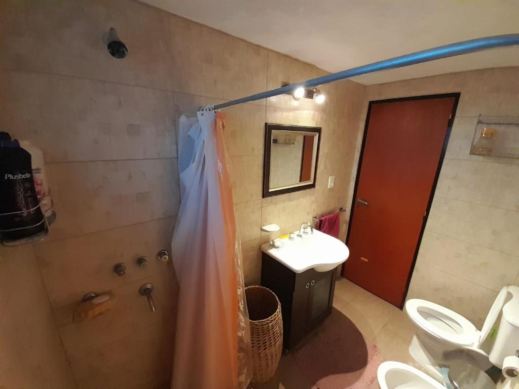 uma casa de banho com um lavatório, um WC e um chuveiro em Los trevi em Rosário