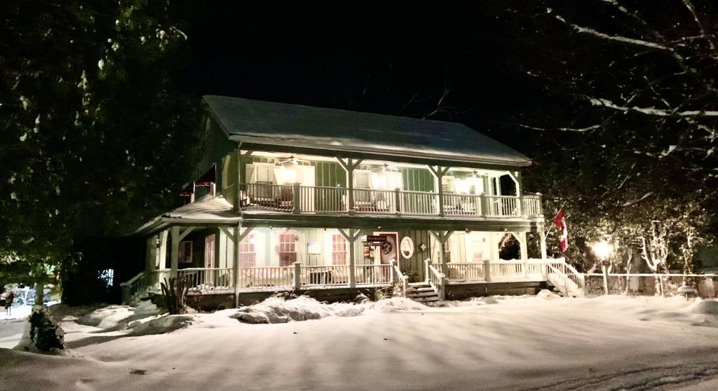 WeatherPine Inn durante o inverno
