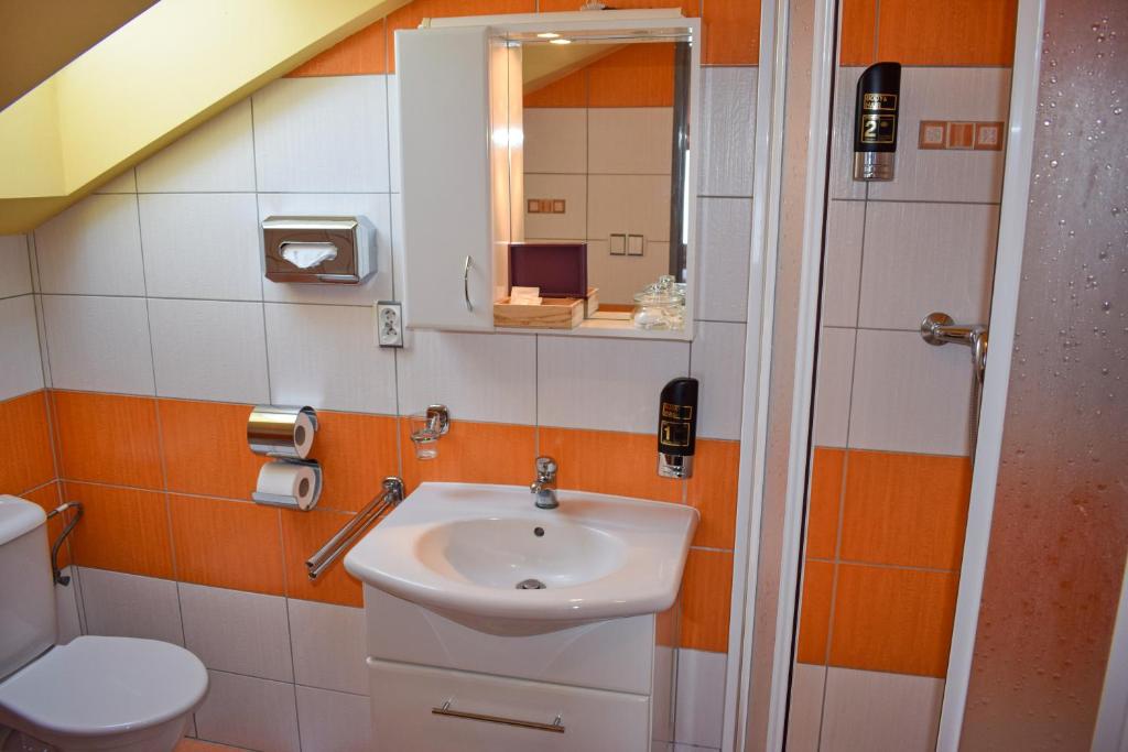 Koupelna v ubytování Penzion Rak Wellness