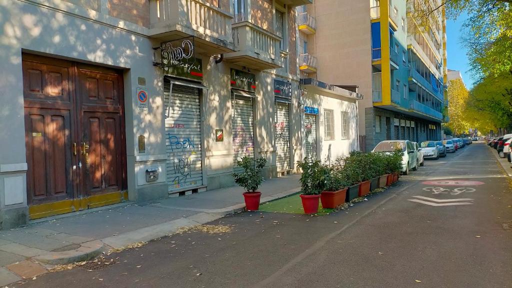 un edificio al lado de una calle de la ciudad en Appartamento Pozzostrada, en Turín