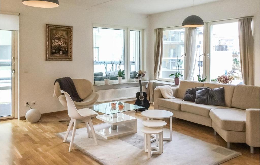 - un salon avec un canapé et une table dans l'établissement 3 Bedroom Nice Apartment In Vsters, à Västerås