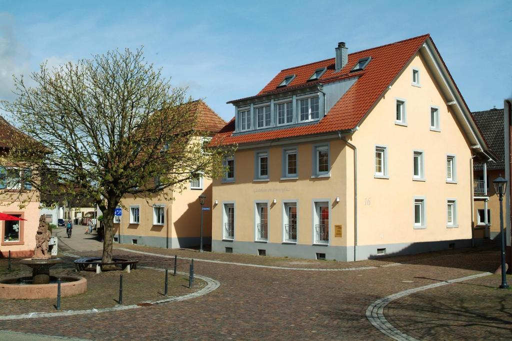 duży biały dom z czerwonym dachem w obiekcie Apartments Sunny Place w mieście Rust