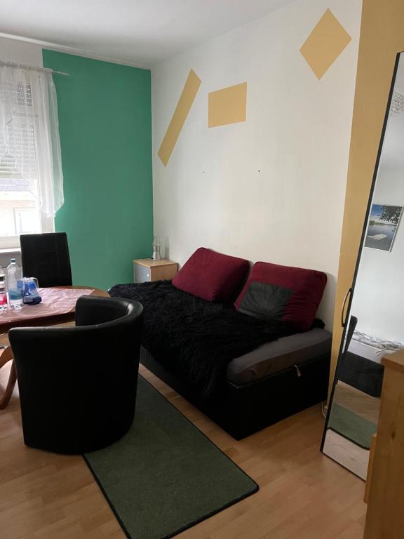 een woonkamer met een bank en een tafel bij Rubys1 in Frankfurt am Main