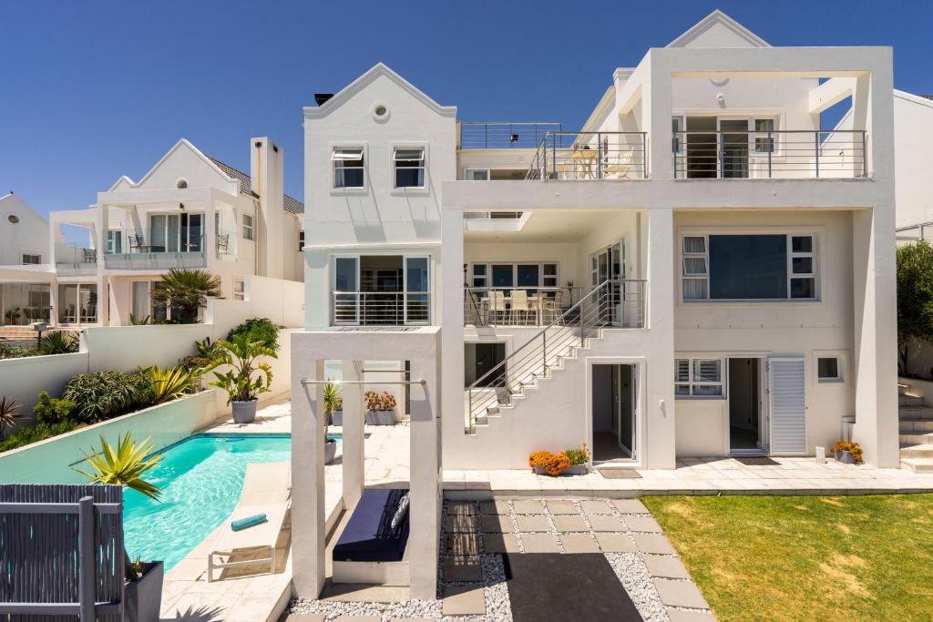 Casa blanca grande con piscina en Cape Town Kite Club, en Big Bay