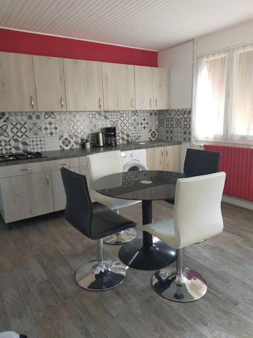 kuchnia ze stołem i krzesłami w pokoju w obiekcie Guern ,maison à la campagne w mieście Guern