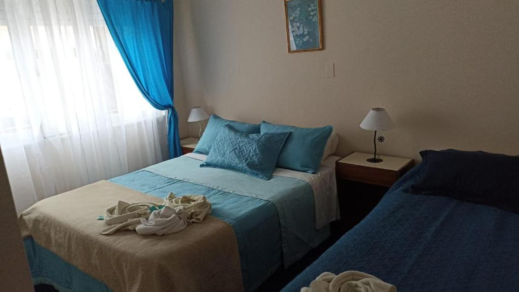um quarto com duas camas com toalhas na cama em Hotel PerlaMar em Mar del Plata