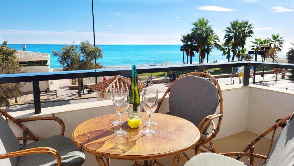 tavolo con bicchieri da vino e vista sull'oceano di SEAVIEW y BEACH 1 línea Vistas al Mar Renovado a Fuengirola