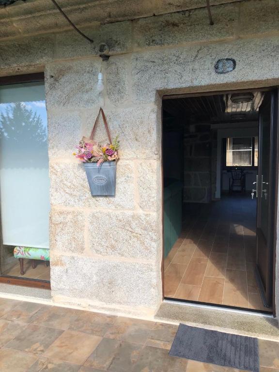 kamienna ściana z doniczką w obiekcie Casa Lisboana w mieście Pontevedra