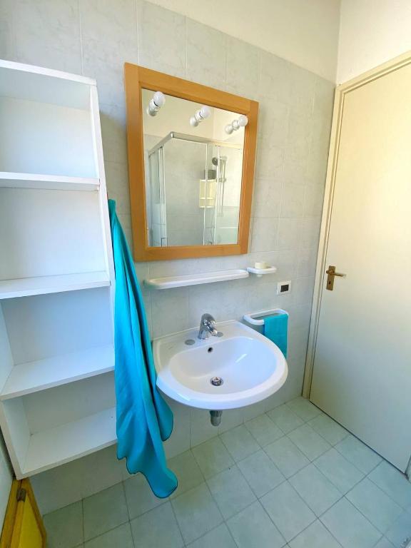 A bathroom at Paradise Flat - View, Garden & Parking (200Mt Sea)