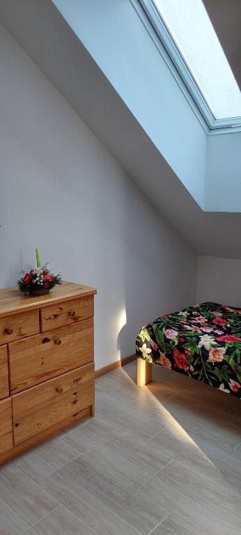 1 dormitorio con 1 cama y vestidor en el ático en Bacio-Bacio Apartamenty en Jelenia Góra