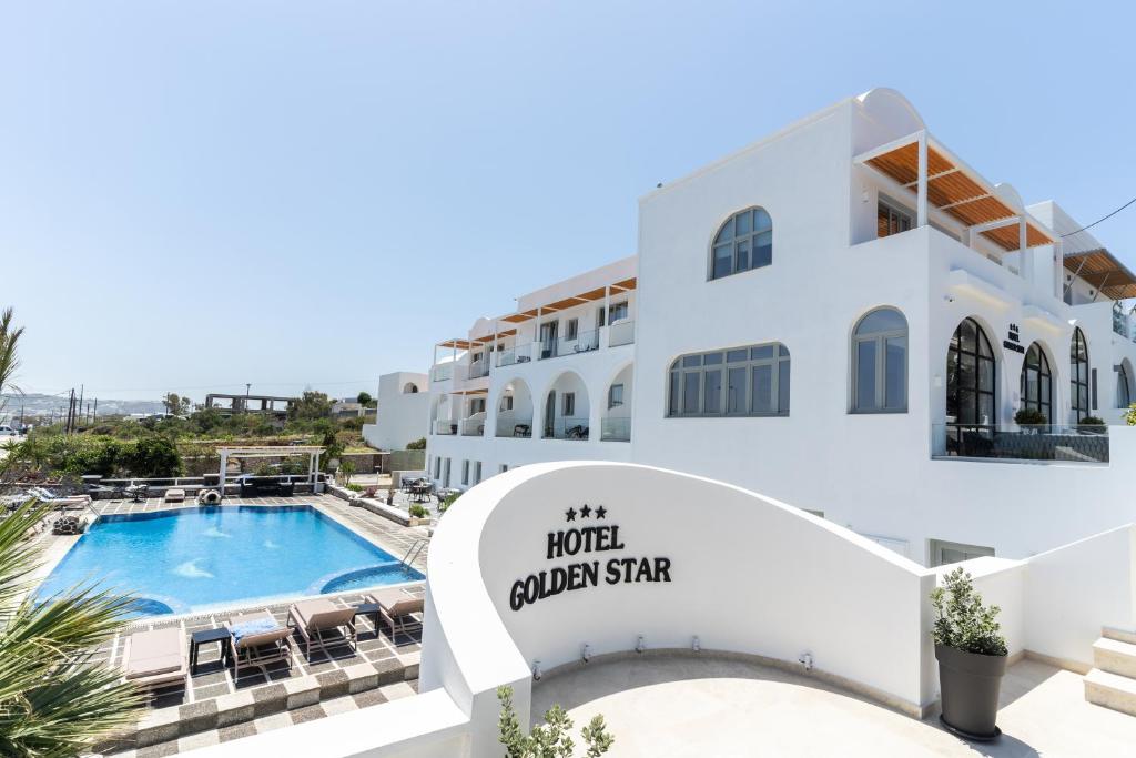 een uitzicht op het hotelcomplex en het zwembad bij Golden Star in Fira