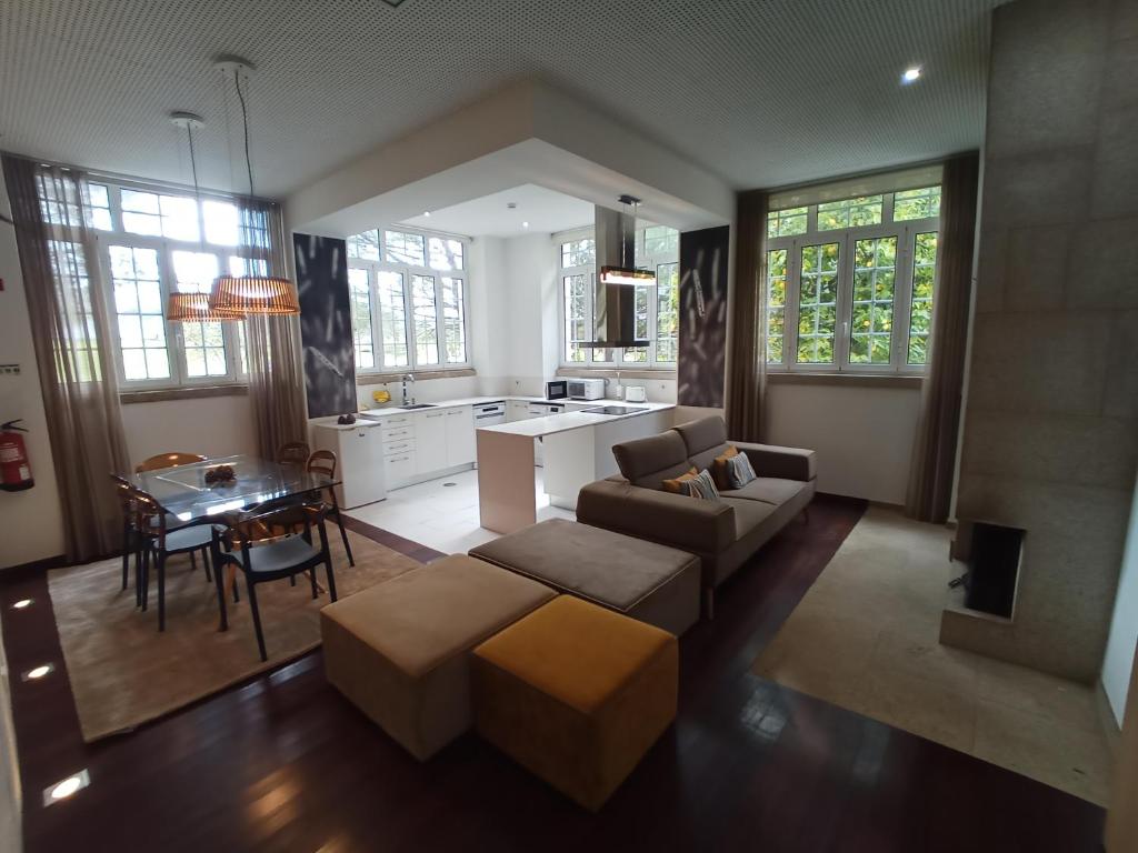 ein Wohnzimmer mit einem Sofa und einem Tisch in der Unterkunft CASA DE PERAIS in Perais