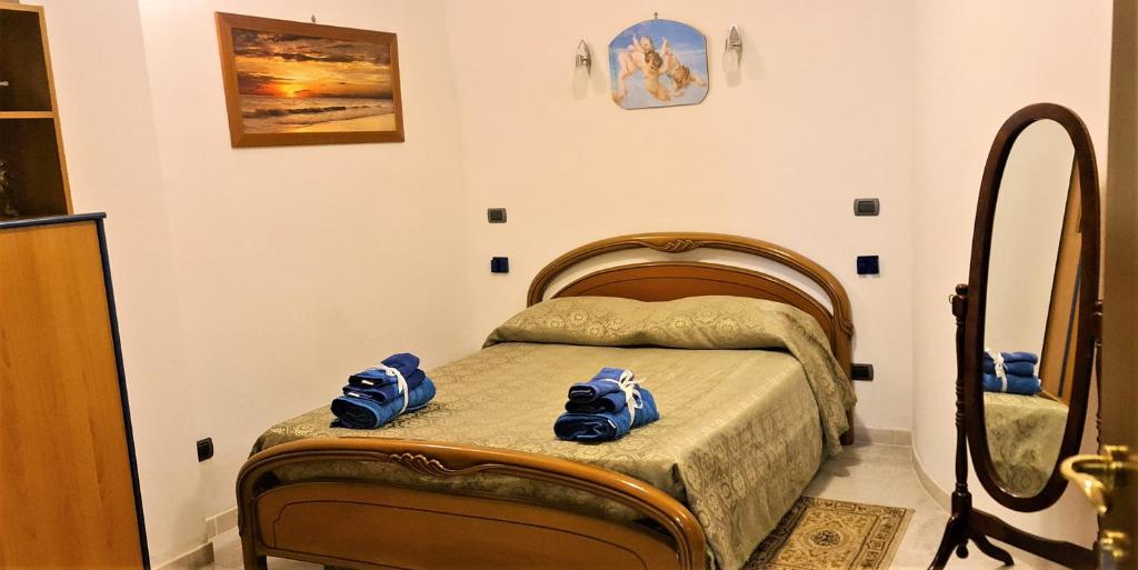 una camera da letto con un letto con scarpe blu sopra di Sea and Blue Sky 2-A a Calimera