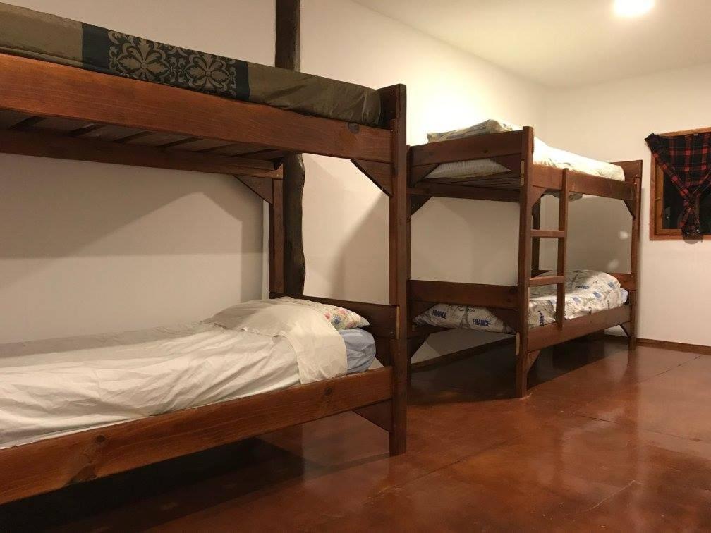 una habitación con dos literas en una habitación en Eco Choclo, en La Paloma