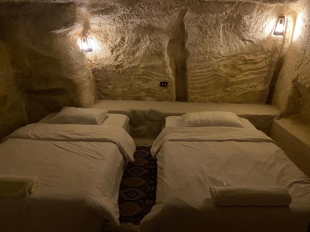 Postel nebo postele na pokoji v ubytování 7 Caves Hotel