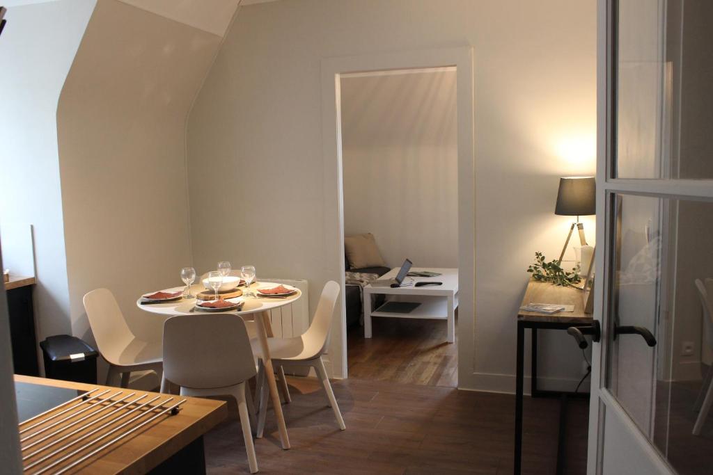 une petite salle à manger avec une table et des chaises dans l'établissement Intra-Muros - T2 La Grande Hermine, à Saint-Malo