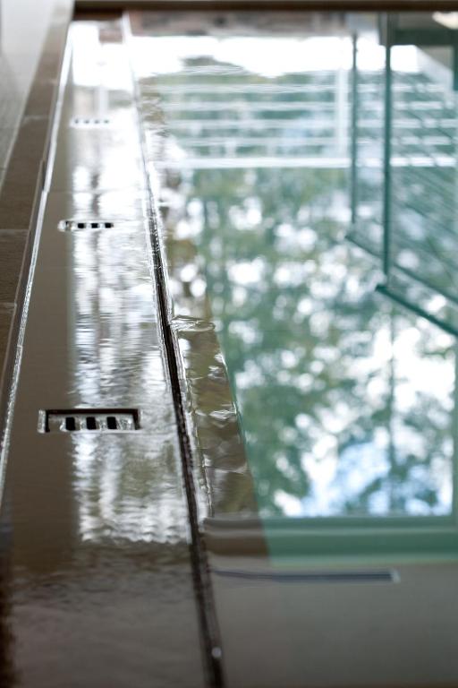 Bazén v ubytování Sayonara Nature & Wellness Hotel nebo v jeho okolí