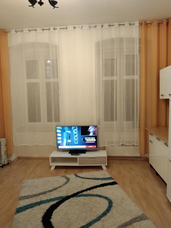 Televízia a/alebo spoločenská miestnosť v ubytovaní Pokój w prywatnym mieszkaniu 25m centrum Wrocławia