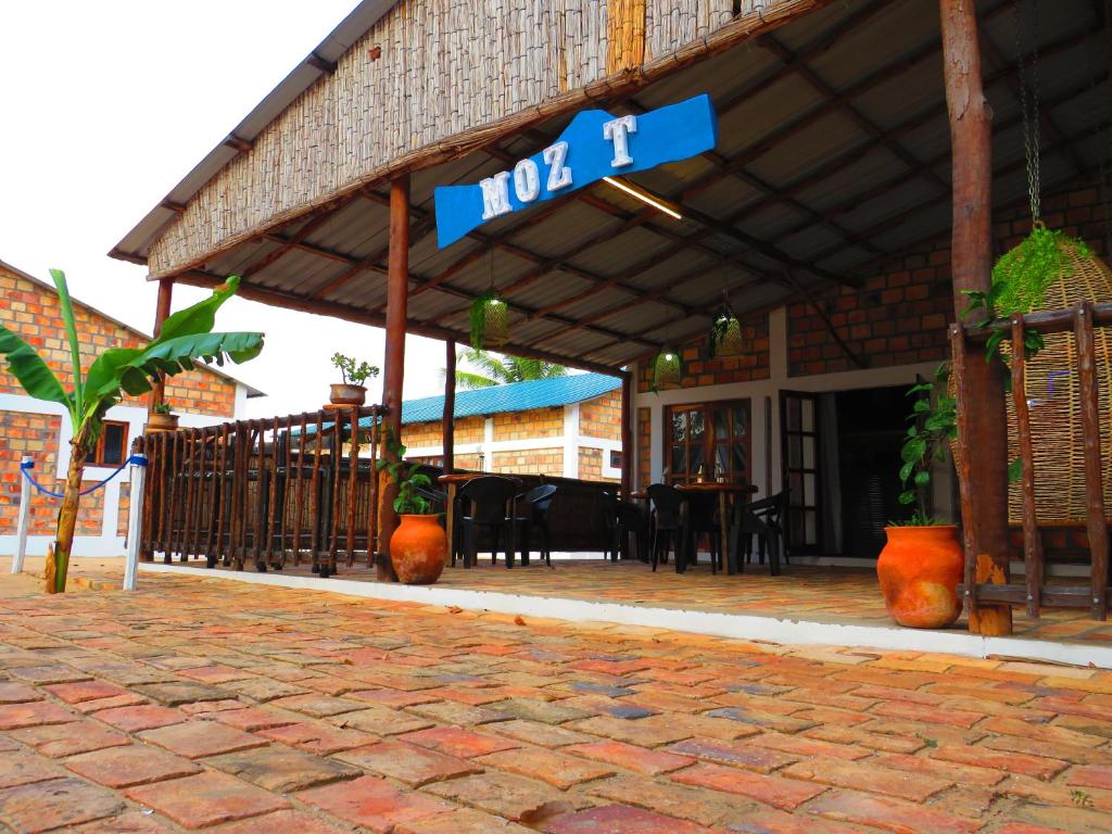 un bâtiment avec un panneau indiquant la chaleur dans l'établissement Moz T's Lodge, à Inhambane
