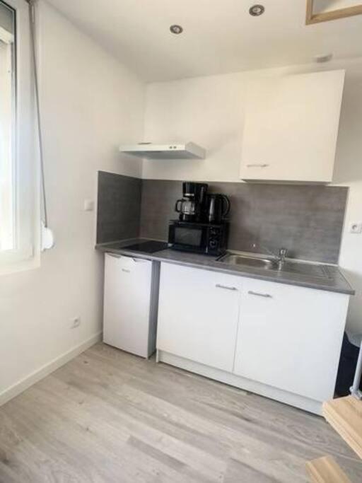 Kuchyňa alebo kuchynka v ubytovaní Atypique T1 Duplex - WIFI .Parking .Proche .Gare
