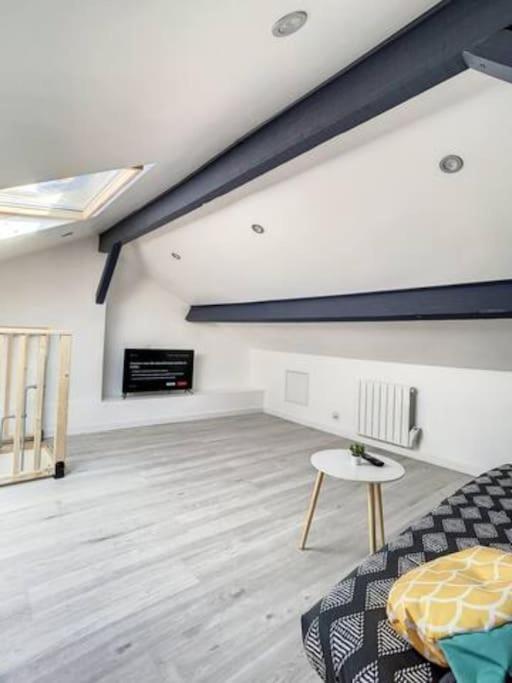 Televízia a/alebo spoločenská miestnosť v ubytovaní Atypique T1 Duplex - WIFI .Parking .Proche .Gare
