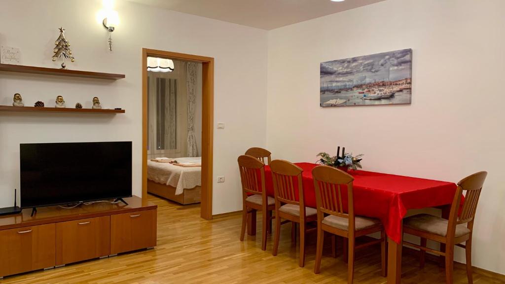 イゾラにあるPrimavera Apartmaのダイニングルーム(赤いテーブルと椅子付)