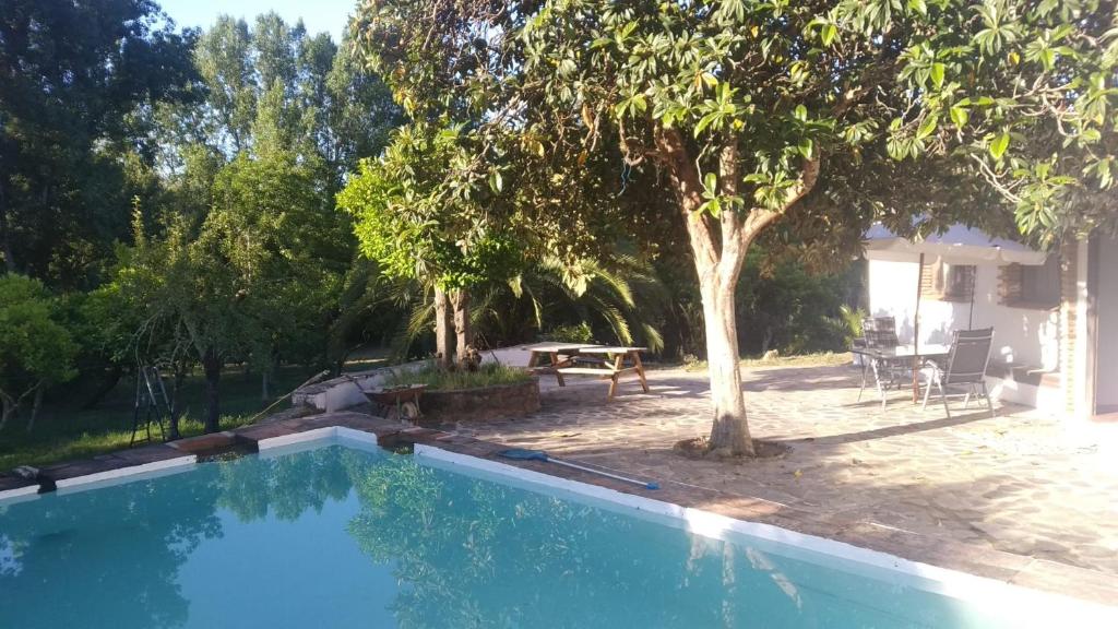 The swimming pool at or close to Casa Rural El Riandero