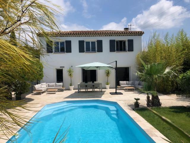 ein Pool vor einem Haus in der Unterkunft L'arbousier in Cassis