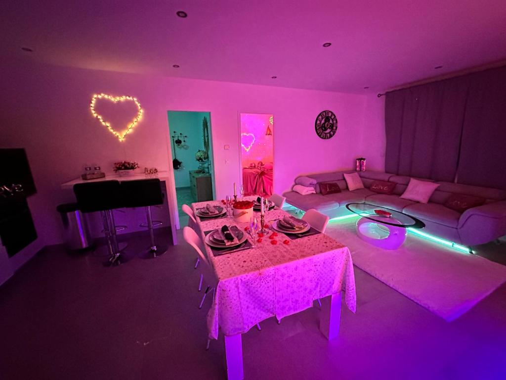 Ένα ή περισσότερα κρεβάτια σε δωμάτιο στο Jacuzzi Appartement love room