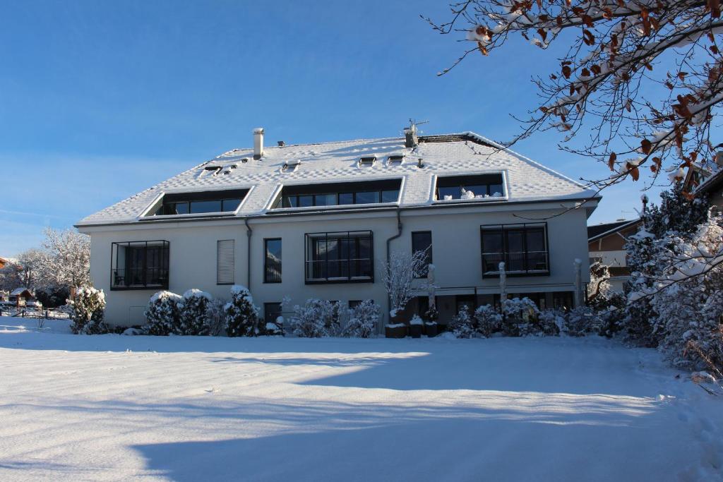 a white house with snow on the ground at Residence Bar Pizzeria Sylvanerhof in Naz-Sciaves