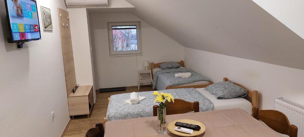 TV a/nebo společenská místnost v ubytování ANA Apartment