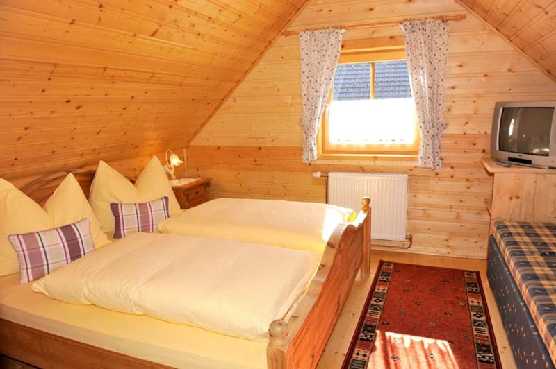 a bedroom with a bed in a log cabin at Bioblockhaus Katschberg in Katschberghöhe