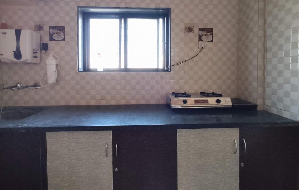 Kuchyň nebo kuchyňský kout v ubytování AMBIENT HOME STAY, In Nashik
