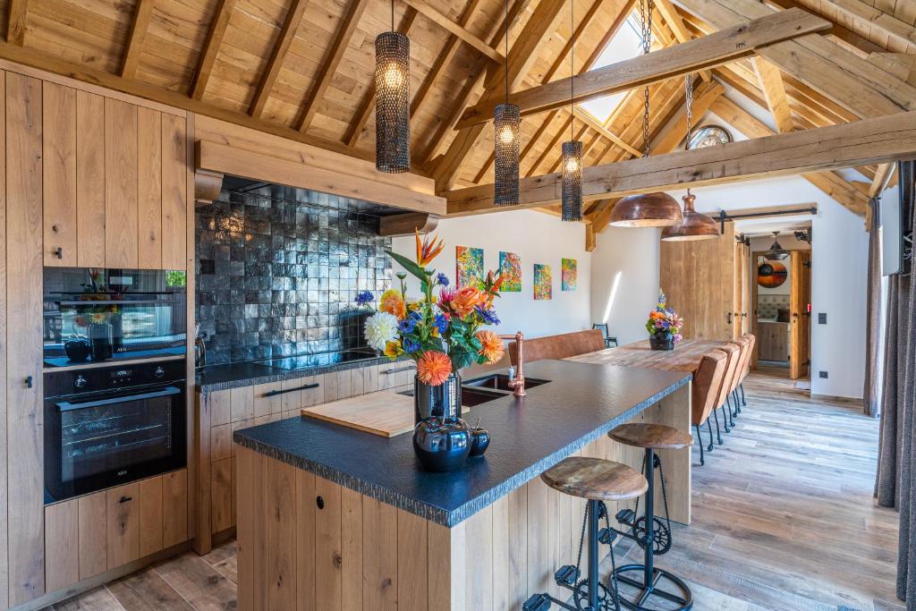 - une cuisine avec des placards en bois et un comptoir fleuri dans l'établissement Vakantiewoning 't Rysselhof, à Kaprijke
