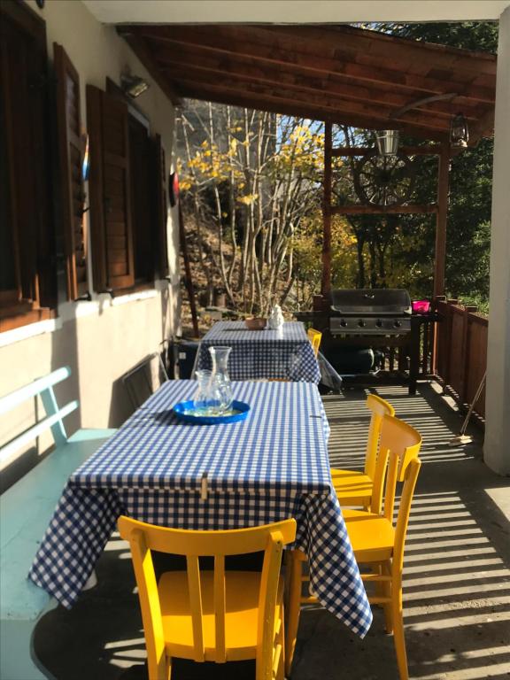 una mesa y sillas azules y blancas en un patio en Casa Maria, en Pieve Tesino