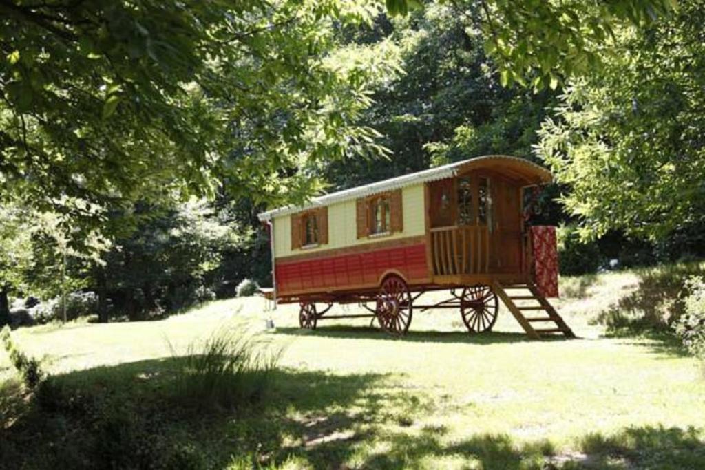 a small train car sitting in the middle of a field at La Hulotte in Mazamet