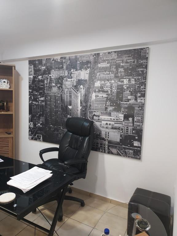 escritorio y silla en una habitación con una foto en la pared en Boutique Kalithea, en Atenas