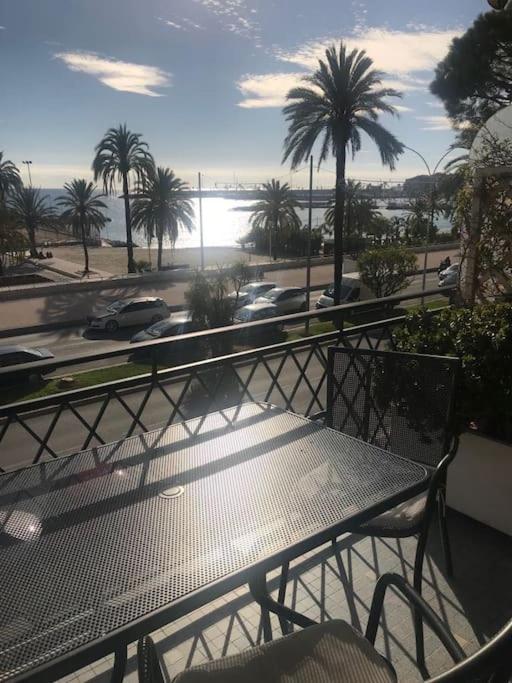 d'un banc en métal sur un balcon avec vue sur l'océan. dans l'établissement APPARTAMENTO GRANDE E COMODO, TERRAZZO VISTA MARE, à Menton