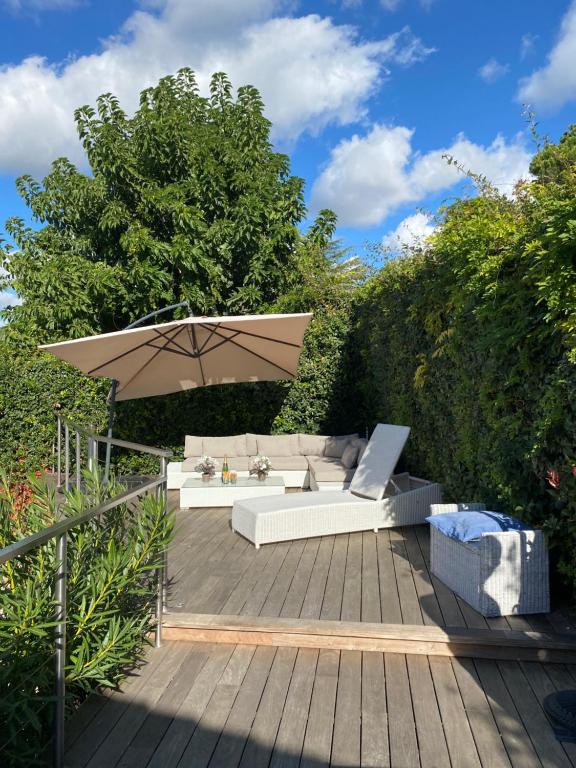 Vonkajšia záhrada v ubytovaní Villa Galateias, un coin de Paradis, superbe vue avec piscine privée