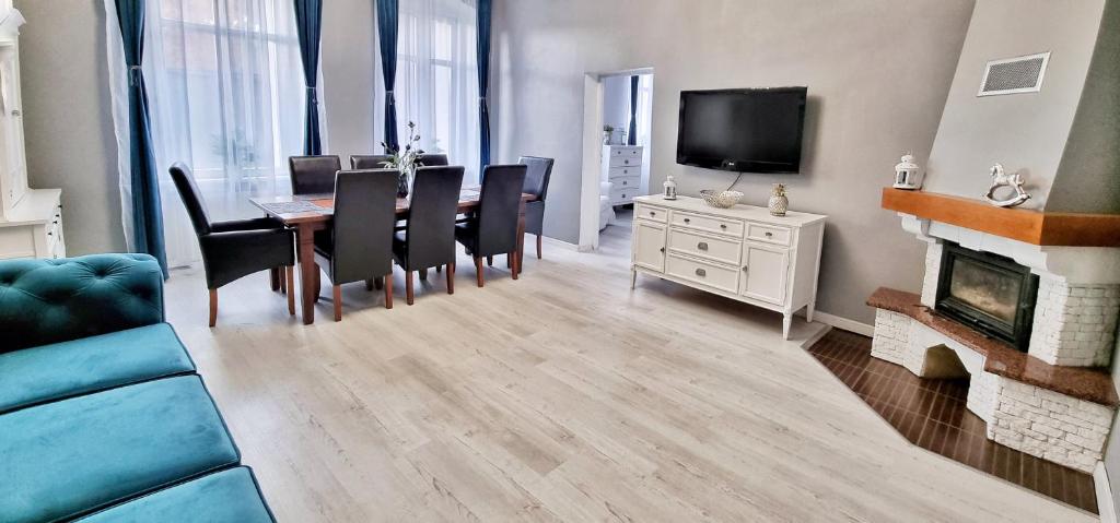 Televízia a/alebo spoločenská miestnosť v ubytovaní Apartament Kaczyniec 10