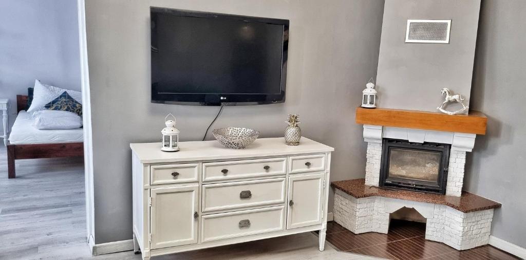Televízia a/alebo spoločenská miestnosť v ubytovaní Apartament Kaczyniec 10
