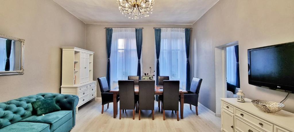 Televízia a/alebo spoločenská miestnosť v ubytovaní Apartament Kaczyniec 10