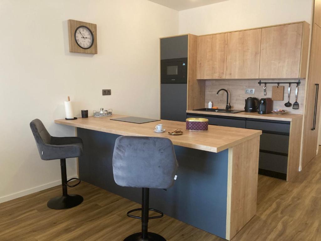 Kuchyňa alebo kuchynka v ubytovaní Moderný apartmán A408 v centre NR, parkovanie v cene