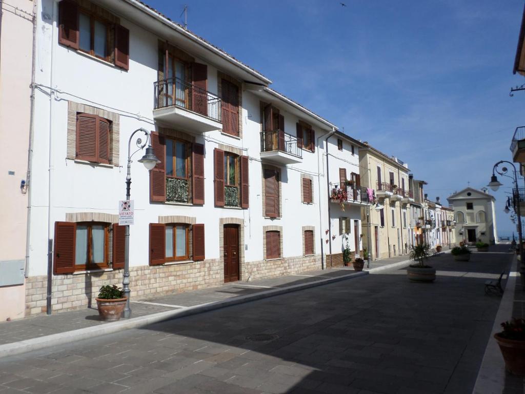 una calle vacía en un pueblo con un edificio en La Perla dei Trabocchi, en San Vito Chietino
