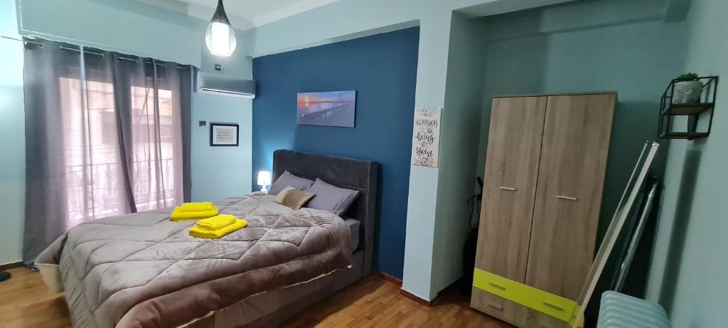 een slaapkamer met een bed met gele handdoeken erop bij KV Center OF Athens in Athene