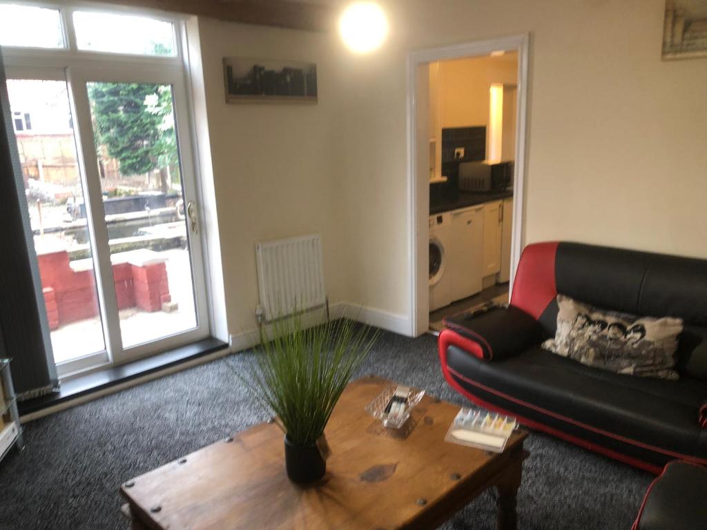 a living room with a couch and a coffee table at Paula’s place in Balby