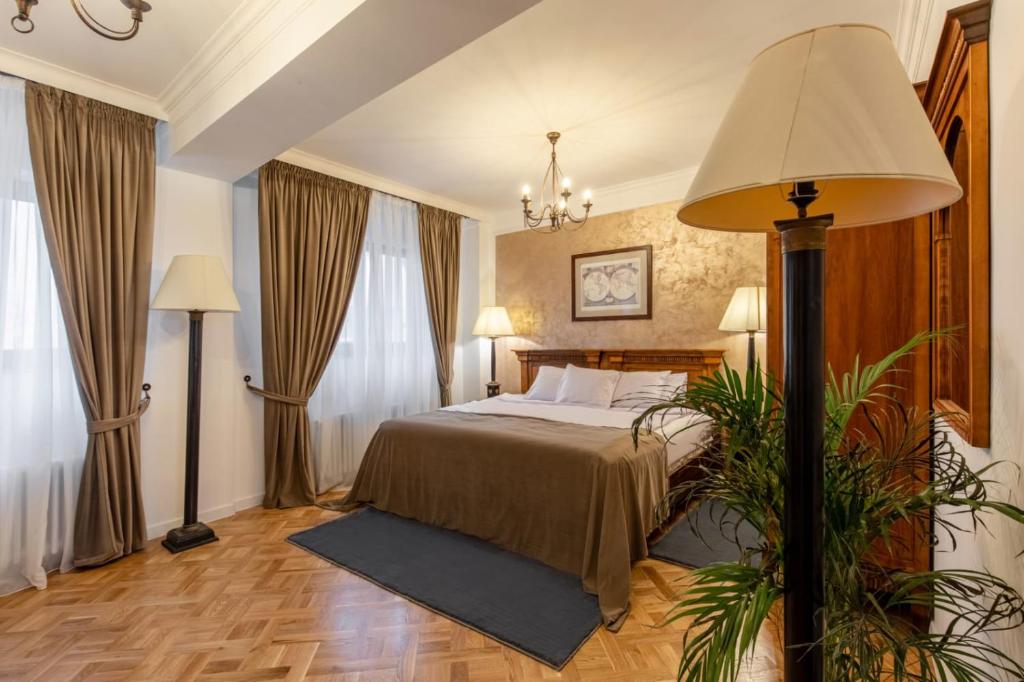 Habitación de hotel con cama y lámpara en Clucerului Arc De Triomphe, en Bucarest
