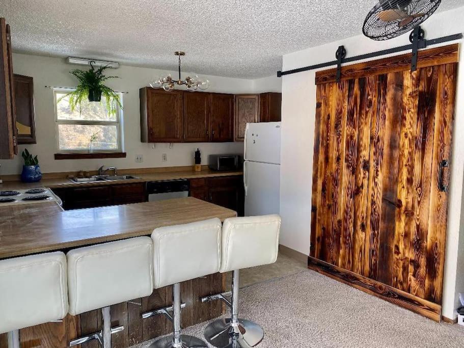 una cocina con una puerta corredera de madera en el granero en Cozy Mountain Home Close To Hiking, Ski &Red Rocks, en Kittredge