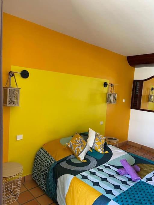 Postel nebo postele na pokoji v ubytování Studio au soleil levant, avec piscine