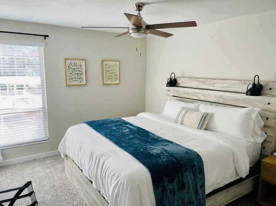 Capitol Hill, King Bed, Fiber Wi-Fi, Desk, Ski - Housity